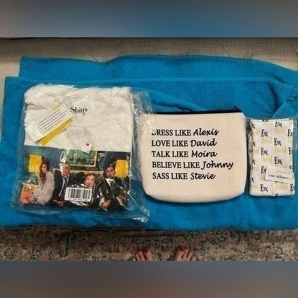 Schitt’s Creek xl shirt socks and makeup bag bundle of 3 items white green nwt - Picture 1 of 7